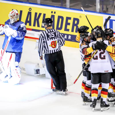Tyska ishockeylandslaget firar ett mål bredvid Kevin Lankinen.