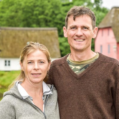 Julie Rubow och Bjørn Jacobsen ute på sin gård.