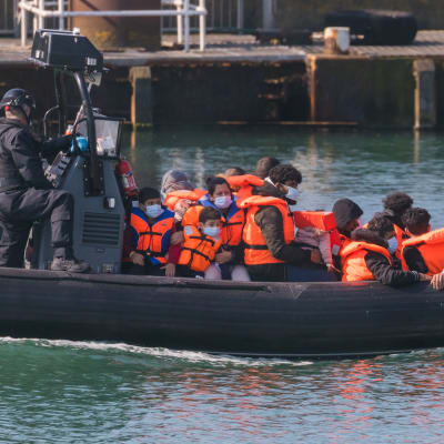 En arkivbild från juli då en brittisk gränsstyrka transporterar migranter som räddats ur Engelska kanalen utanför Dover.