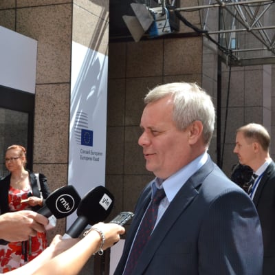 Finansminister Antti Rinne intervjuas av finländska medier före eurogruppsmötet i Bryssel 7.7.2014.