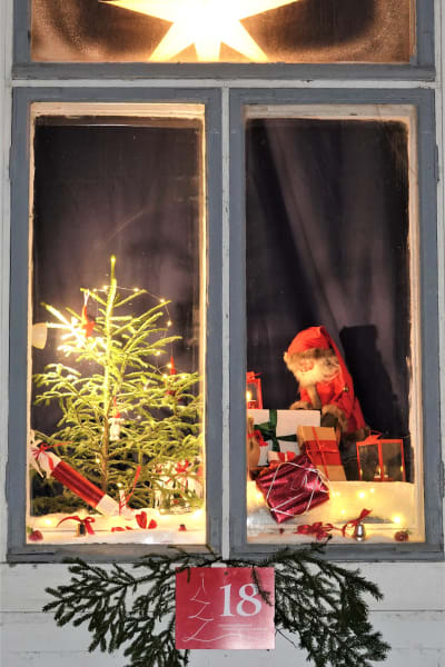 Juldekorationer i ett fönster