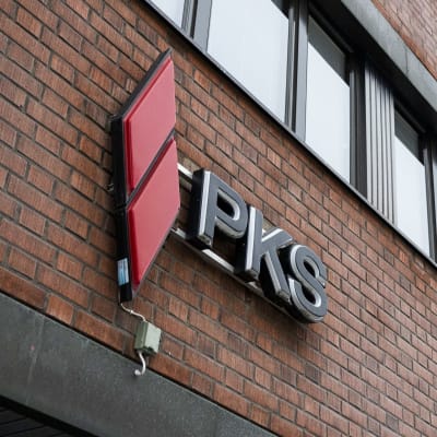 PKS-sähkönsiirtoyhtiön logo seinässä.