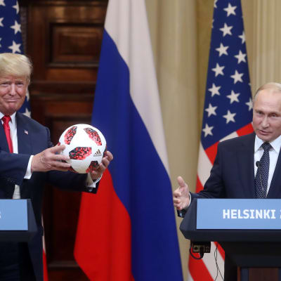 Trump pitelee jalkapalloa, vierellä Putin