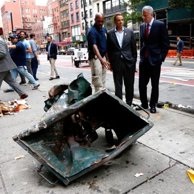 New Yorks borgmästare Bill de Blasio och delstaten New Yorks guvernör Andrew Cuomo inspekterar skadorna efter explosionen den 18 september.