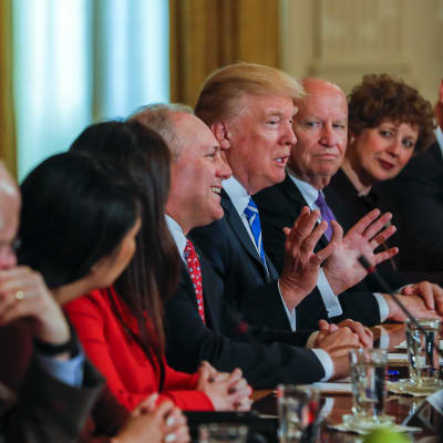 Donald Trump och Republikanernas ledarskap kring ett bord I Vitahuset.