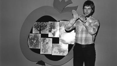 Joulukalenteri 1.12.1975 Juontaja kuuluvammaisten opettaja Juha Paunu - tulkitsee viittomakielellä.