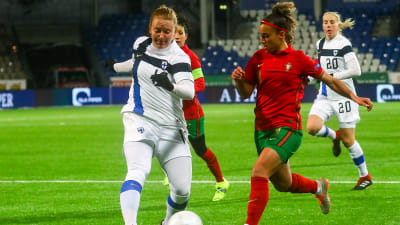 Anna Westerlund kämpar om bollen med Portugals Andreia Norton
