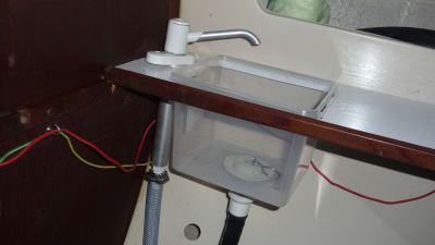 Riitta har själv tillverkar den lilla lavoaren i segelbåtens wc