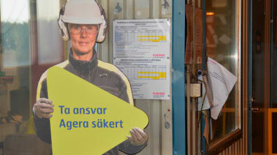 Pappdockor påminner om säkerheten på Ssab:s fabrik i Hangö.