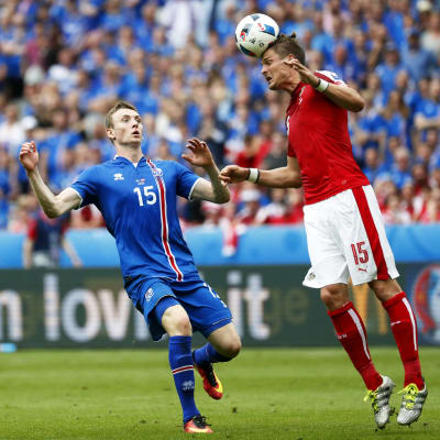 Jon Dadi Bödvarson och Sebastian Proedl kämpar om bollen i EM 2016.
