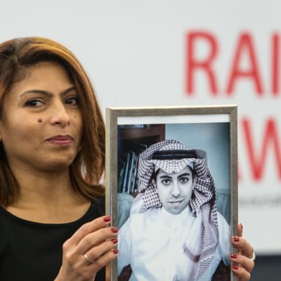 Ensaf Haidar, hustru till den fängslade saudiska bloggaren Raif Badawi, håller upp en bild av sin man.