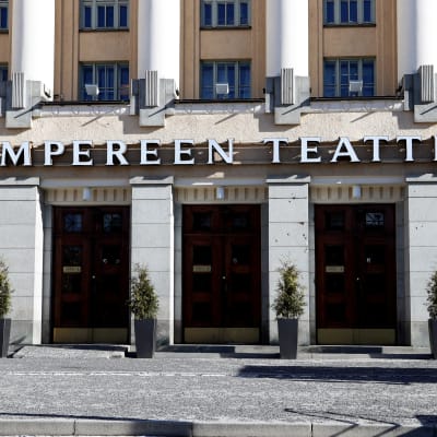 Tampereen teatterin sisäänkäynti.