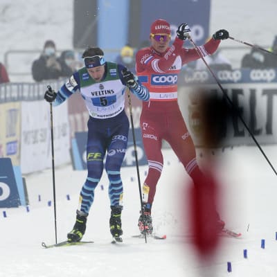 Joni Mäki och Aleksandr Bolsjunov åker ihop då andraplatsen ska avgöras i herrstafetten i Lahtis.