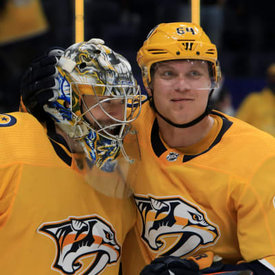 Juuse Saros och Mikael Granlund klappar om varandra efter Nashvilles seger.