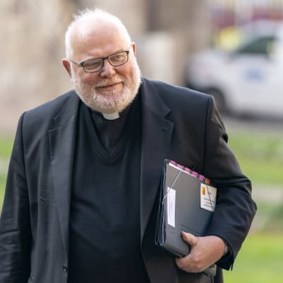 Reinhard Marx kävelee kansio kainalossaan