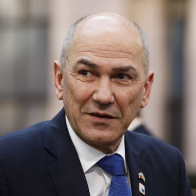 Närbild av Janez Janša i kostym.