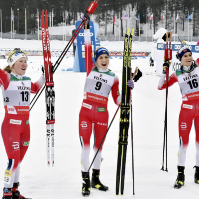 Jubel i målområdet: tvåan Helene Mraie Fossesholm, vinnaren Therese Johaug och trean Heidi Weng.