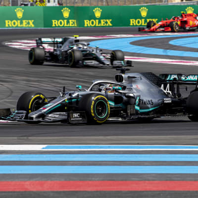 Lewis Hamilton kör i Frankrike.