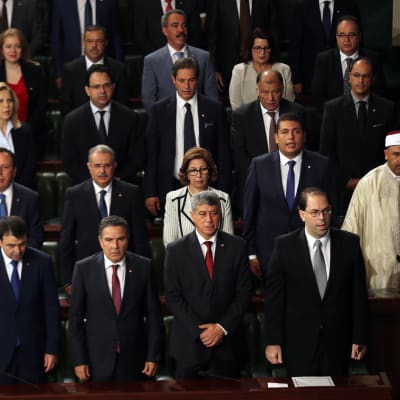 Etualalla Tunisian uuden hallituksen ministerit. Edessä oikealla maan tuore pääministeri Youssef Chahed.