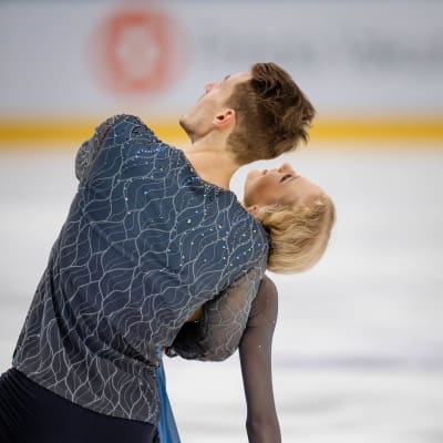 Juulia Turkkila och Matthias Versluis i sin fria dans.
