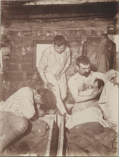 Franska soldater plockar bort löss från sina kroppar under första världskriget.