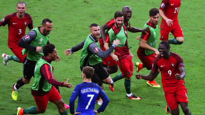Portugiserna firar Eders segermål i EM-finalförlängningen 2016.