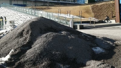 En hög med krossgrus utanför köpcentret Tripla i Helsingfors.