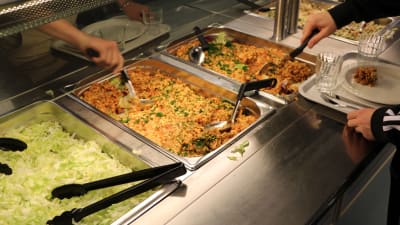 Sallad i metallådor.