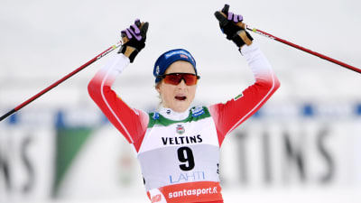 Therese Johaug korsar mållinjen som överlägsen etta i Lahtis.