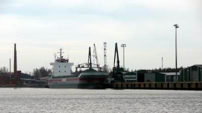 Lastfartyg i Kaskö hamn.