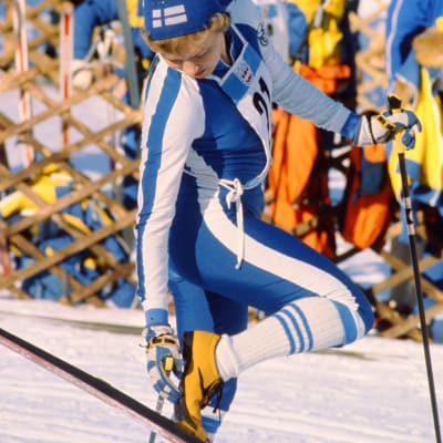Hiihtäjä Helena Takalo valmistautuu hiihtoon Innsbruckin talviolympialaisissa 1976