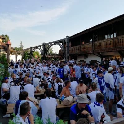 Finländska fotbollsfans i S:t Petersburg. De står på en innergård klädda i finländska tröjor och väntar på att en match ska börja.