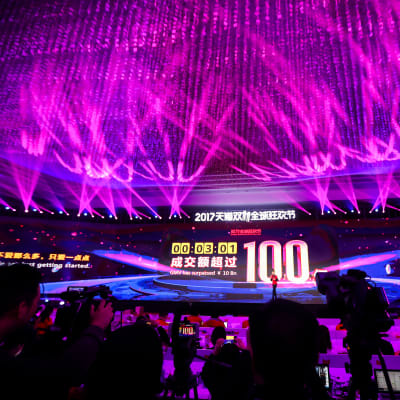 En skärm visar att näthandeln under 181 sekunder uppgår till 10 miljarder yuan, alltså nästan 1,3 miljarder euro.