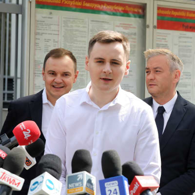 Stepan Putilo talar under en presskonferens om oppositionsjournalisten Roman Protasevich framför Belarus ambassad i Warszawa, Polen.