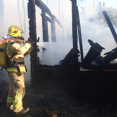 Räddningsverket släcker brand i Kronberget