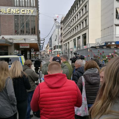 Folk på Drottninggatan i Stockholm.