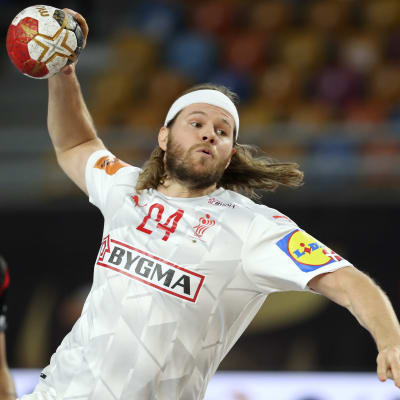 Danmarks Mikkel Hansen kastar bollen