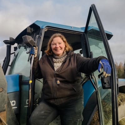 Sopraano Jenni Lättilä astumassa ulos traktorista. 
