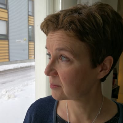Författaren Sirpa Kähkönen ser ut genom ett fönster i närheten av sitt hem i Wiik. 2017.