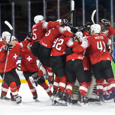 Schweiz firar semifinalsegern över Kanada.