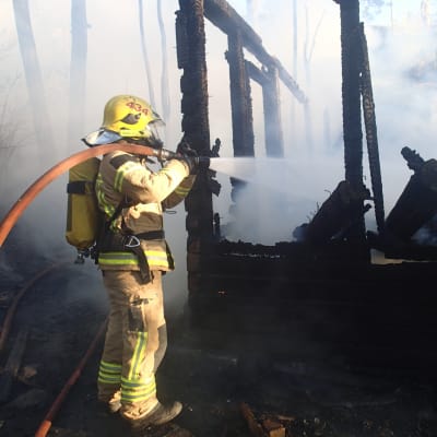 Räddningsverket släcker brand i Kronberget
