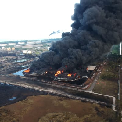 Jaavan saarella sijaitsevalla öljynjalostamolla on syttynyt valtava tulipalo.