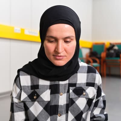 Arwa Benkherouf  Oulun yliopiston hiljaisessa huoneessa