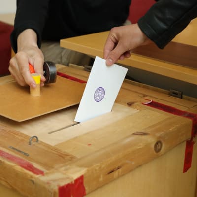 Äänestyslippu laitetaan vaaliuurnaan Mikkelissä.