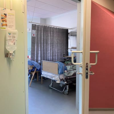Inblick i ett sjukhusrum med bäddar.