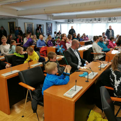 Inomhusluftsproblemen i Hovirintafastigheten har lett till att över tusen personer har skrivit på en adress för ett helt nytt skolhus i S:t Karins. Inför kvällens stadsstyrelsemöte överräckte föräldrarna adressen till stadsstyrelsens ordförande. 50 barn o