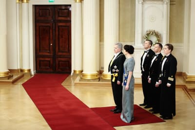 President Sauli Niinistö och fru Jenni Haukio just innan gästerna kommer till slottet.