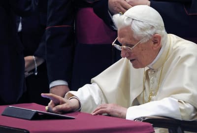 Benedict XVI använder en surfplatta.