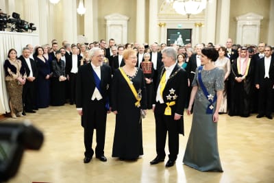 Presidenterna Halonen och Niinistö med sina äkta makar på gruppbild på slottsbal.