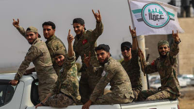 SNA-soldater hurrar då de kör in i gränsstaden Tal abyad